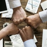 Empresas investem em canal de denúncia e ouvidoria para integridade corporativa